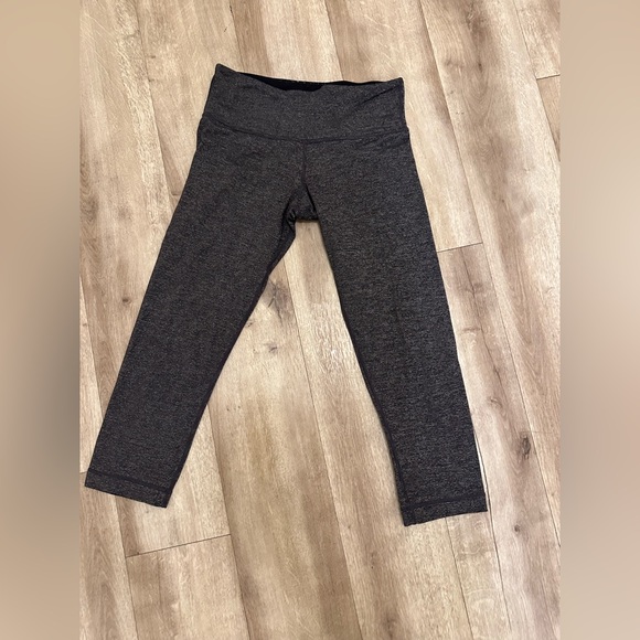 Like new LULULEMON GREY AND BLACK LEGGINGS SIZE 4 - Picture 1 of 4